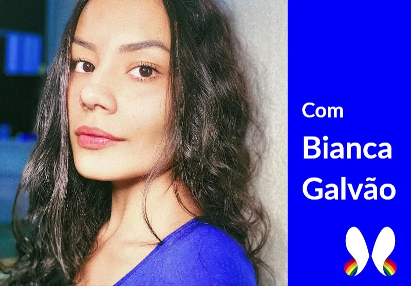 Foto com fundo azul, do lado direito a frase