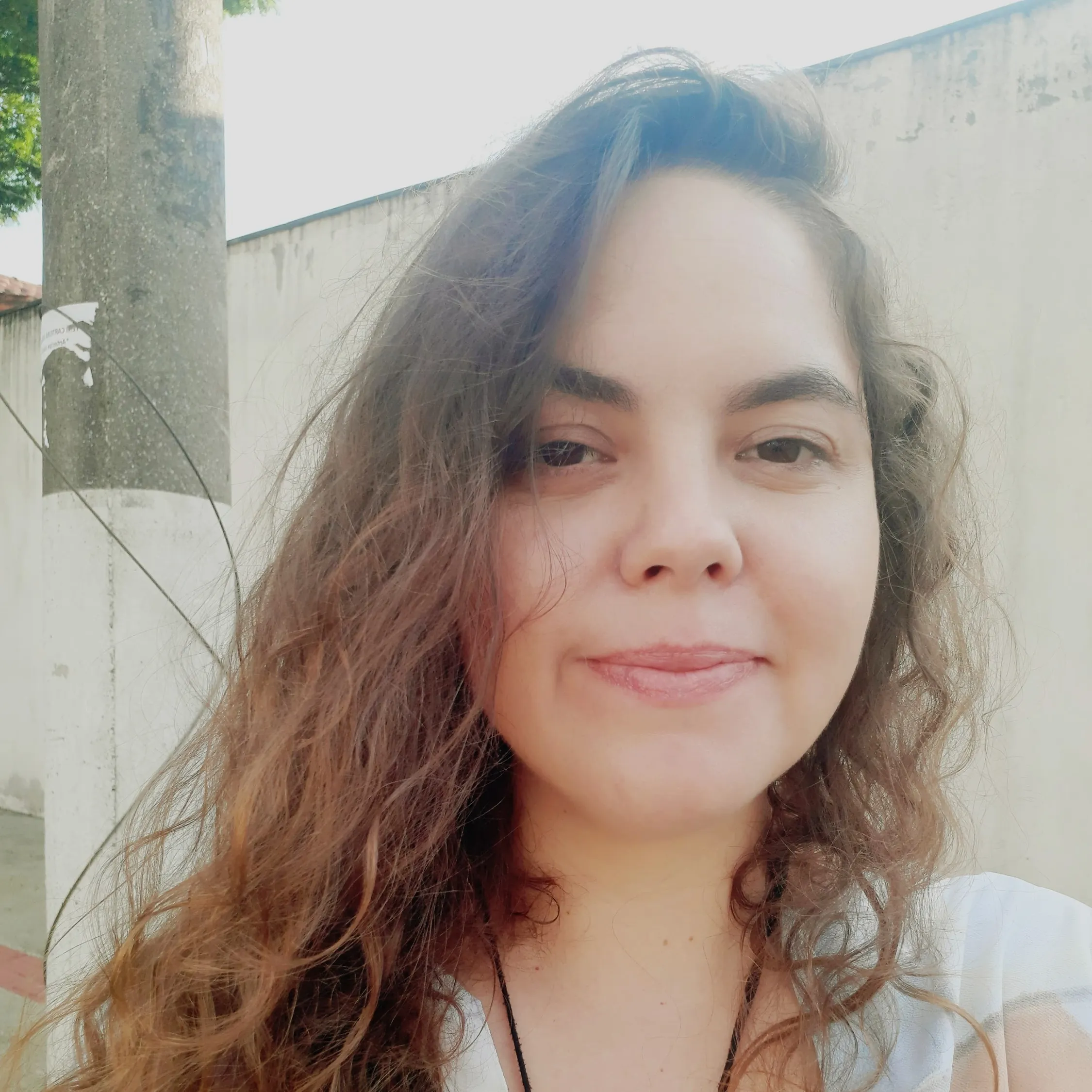 Luciana Terra é uma mulher cis, branca, lésbica, designer social, diretora de arte,  produtora cultural e fundadora da Mútua Criativa. Formada em Designer Gráfico e Geografia.