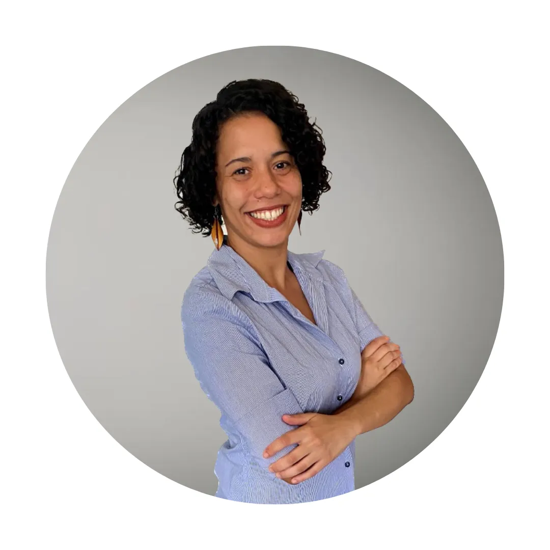Jully Neves é uma mulher negra, cis, lésbica, nordestina, candomblecista, pessoa com deficiência psicossocial e neurodivergente. Consultora e especialista em Diversidade e Inclusão, gestora de projetos, pesquisadora de neurodiversidade. Além disso, é diretora do Vale PcD e faz parte do projeto Guerreira Sem Armas pelo Instituto Elos. Formada em Administração de Empresas, pós-graduada em Direitos Humanos e possuí certificação em gestão de projetos de impacto.